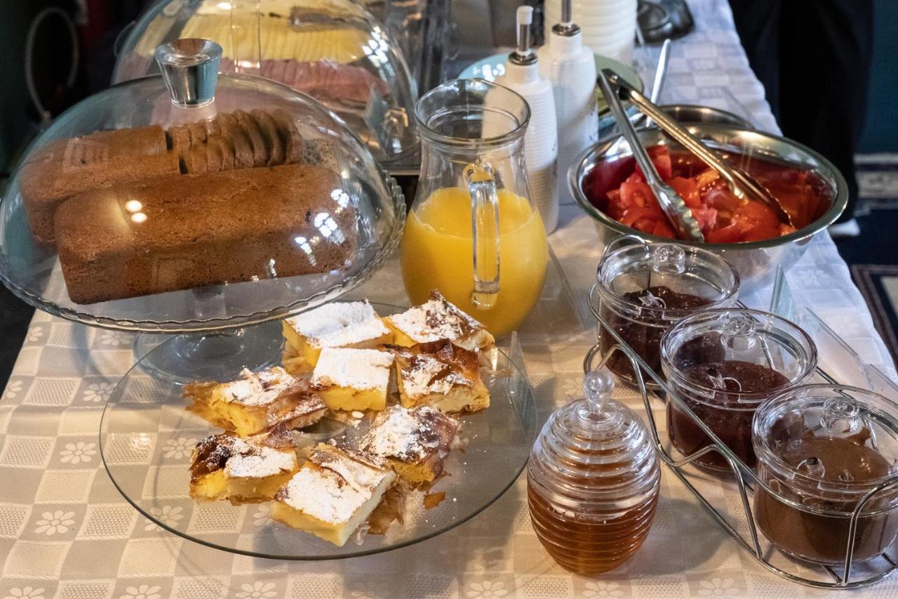 The Old School Boutique Hotel Сирако Екстериор снимка